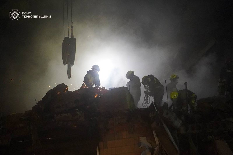 Тернопіль: Рятувальники продовжують працювати на місці трагедії, де внаслідок російської агресії було зруйновано житлову багатоповерхівку Тернопіль: Рятувальники продовжують працювати на місці трагедії, де внаслідок російської агресії було зруйновано житлову багатоповерхівку