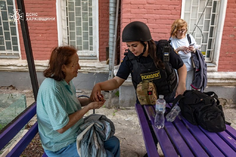 #Харків: поки рятувальники ліквідовують наслідки російських атак, поруч із постраждалими працюють психологи ДСНС 🫂 #Харків: поки рятувальники ліквідовують наслідки російських атак, поруч із постраждалими працюють психологи ДСНС 🫂