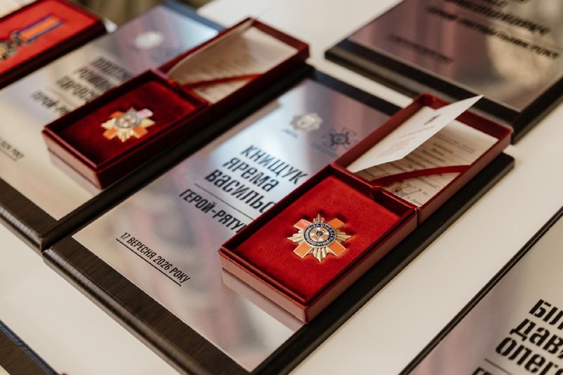 Більшість з них не мають форми чи шевронів ДСНС, але в момент небезпеки не вагалися та кинулися рятувати інших Більшість з них не мають форми чи шевронів ДСНС, але в момент небезпеки не вагалися та кинулися рятувати інших
