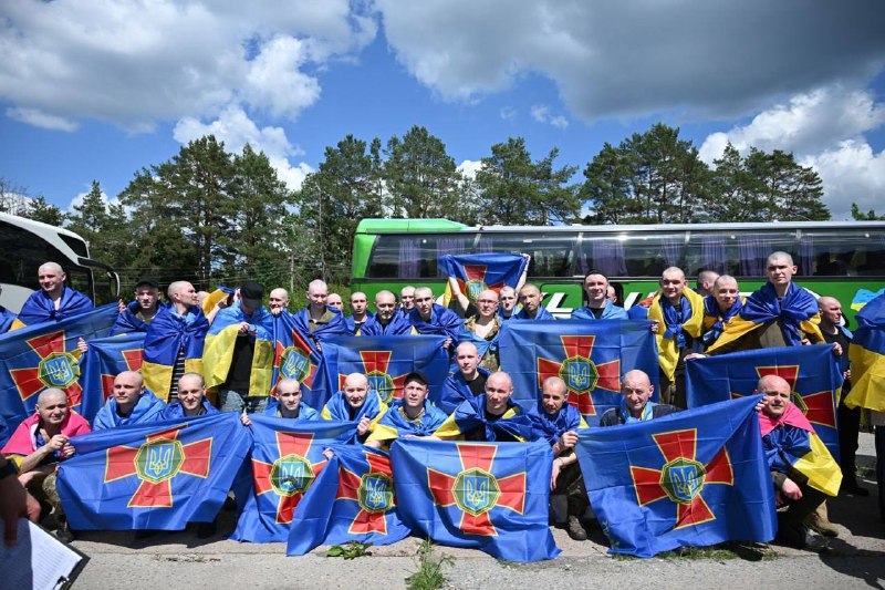 Добрі новини з чергового обміну полоненими.
Серед звільнених українських захисників - 7 наших земляків із Бобринецької Добрі новини з чергового обміну полоненими.
Серед звільнених українських захисників - 7 наших земляків із Бобринецької