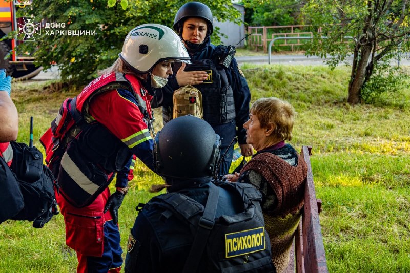 #Харків: поки рятувальники ліквідовують наслідки російських атак, поруч із постраждалими працюють психологи ДСНС 🫂 #Харків: поки рятувальники ліквідовують наслідки російських атак, поруч із постраждалими працюють психологи ДСНС 🫂