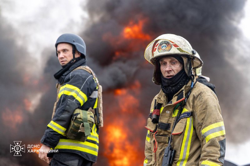Незламні рятувальники Харківщини! В їхніх очах — сталева воля, непохитна сила, мужність, що не згасає під вогнем російських ударів Незламні рятувальники Харківщини! В їхніх очах — сталева воля, непохитна сила, мужність, що не згасає під вогнем російських ударів