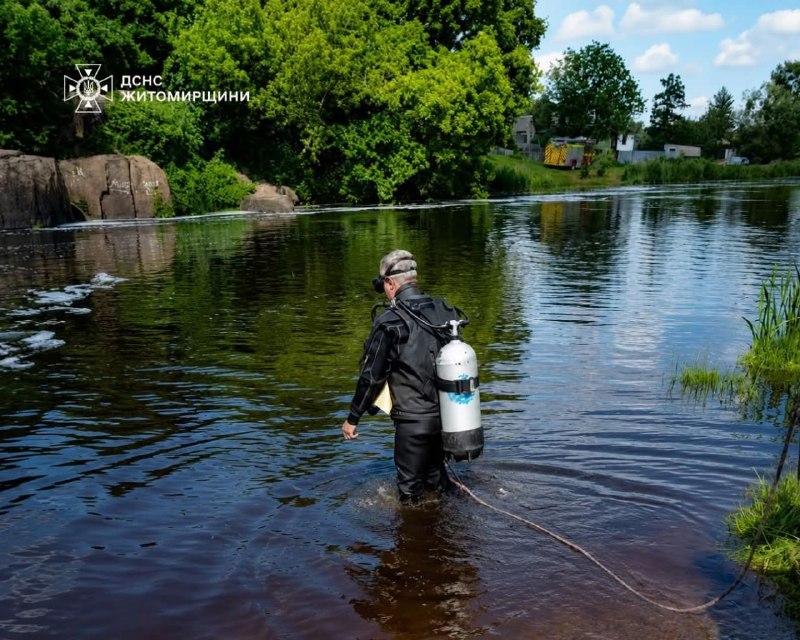 📍Тіло 31-річного чоловіка дістали водолази з річки Уж у Коростені на Житомирщині! 📍Тіло 31-річного чоловіка дістали водолази з річки Уж у Коростені на Житомирщині!