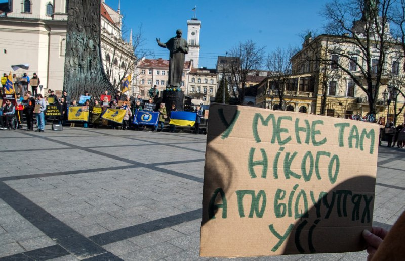 «Коли ти закриваєш очі, їх перестає бачити весь світ»: маріупольці виходять на акції з підтримки військовополонених «Коли ти закриваєш очі, їх перестає бачити весь світ»: маріупольці виходять на акції з підтримки військовополонених