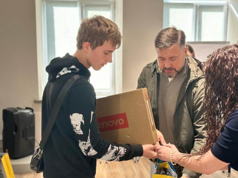 💻Підтримка заради майбутнього: у Дніпрі діти маріупольської громади отримали ноутбуки 💻Підтримка заради майбутнього: у Дніпрі діти маріупольської громади отримали ноутбуки