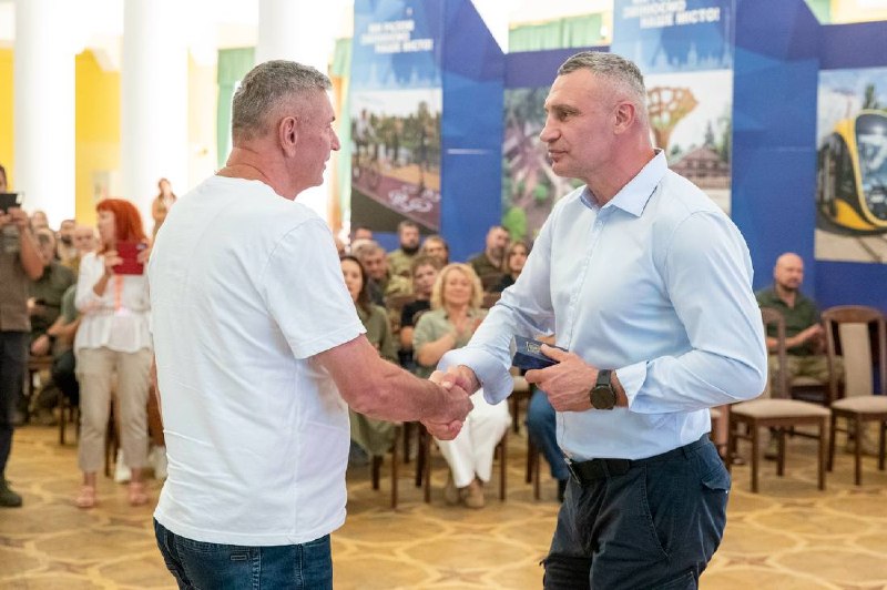 Напередодні 35-ї річниці Незалежності України вручив 61 відзнаку Київського міського голови - медалі «Честь Напередодні 35-ї річниці Незалежності України вручив 61 відзнаку Київського міського голови - медалі «Честь