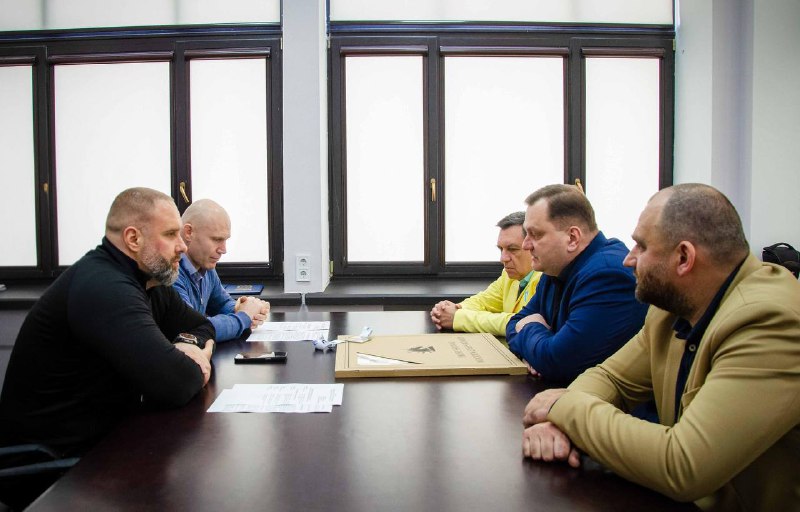 Провів зустріч із представниками Харківської обласної федерації шахів. Провів зустріч із представниками Харківської обласної федерації шахів.