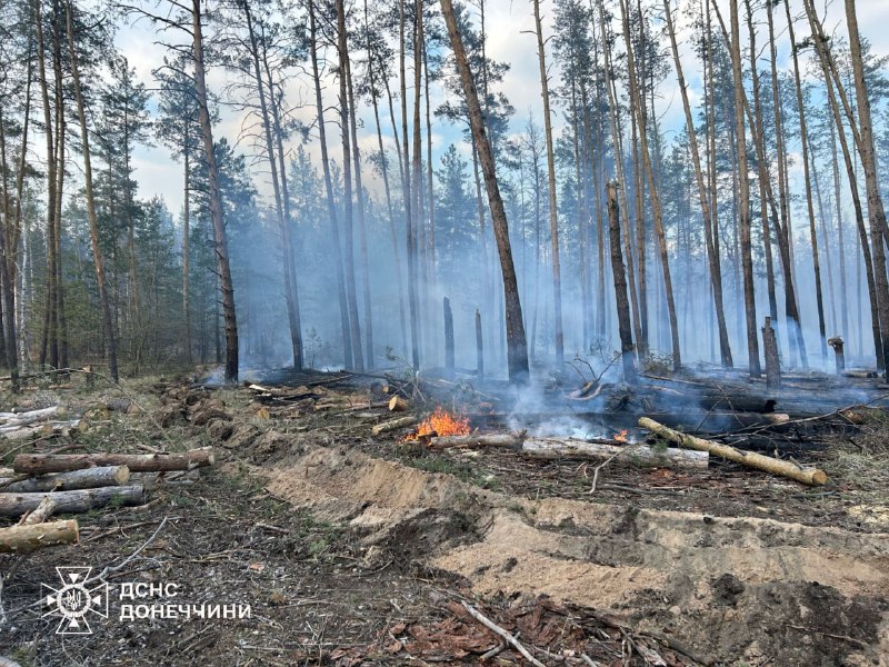 ‼️Донеччина: внаслідок ворожих обстрілів є поранені та загиблий
Лиман — пожежа житлового будинку ‼️Донеччина: внаслідок ворожих обстрілів є поранені та загиблий
Лиман — пожежа житлового будинку