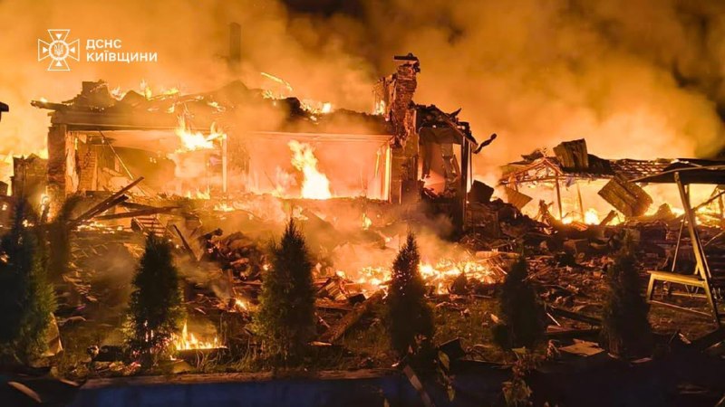 Сьогодні вночі ударами дронів Росія вбила трьох людей у Пухівці на Київщині: дідуся, бабусю та їхнього онука Сьогодні вночі ударами дронів Росія вбила трьох людей у Пухівці на Київщині: дідуся, бабусю та їхнього онука