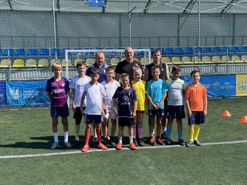 ⚽ Відомі українські футболісти завітали на заняття з футболу для дітей-пересленців у Києві. ⚽ Відомі українські футболісти завітали на заняття з футболу для дітей-пересленців у Києві.