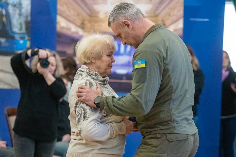 У День Соборності України, зустрівся з рідними загиблих Героїв-захисників та вручив нагороди від столиці —... У День Соборності України, зустрівся з рідними загиблих Героїв-захисників та вручив нагороди від столиці —...