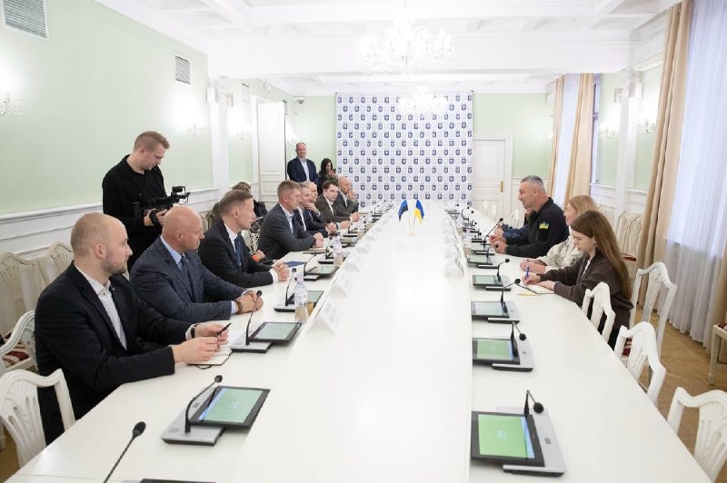 Зустрівся у столичній мерії з міністром оборони Естонії Мартіном Херемом та Надзвичайним і Повноважним Послом... Зустрівся у столичній мерії з міністром оборони Естонії Мартіном Херемом та Надзвичайним і Повноважним Послом...