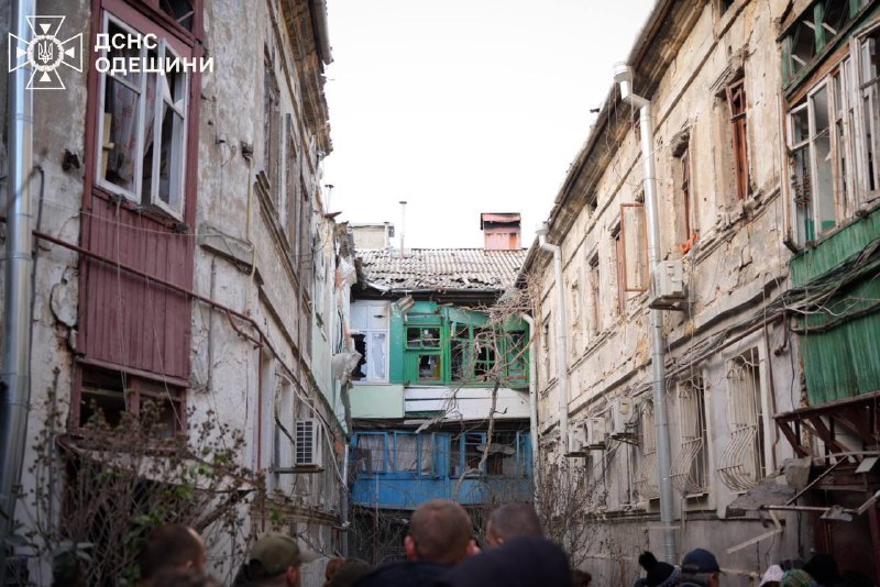 Цієї ночі ворог завдав болючих ударів по українській енергетиці. Без електропостачання зараз понад мільйон абонентів Цієї ночі ворог завдав болючих ударів по українській енергетиці. Без електропостачання зараз понад мільйон абонентів