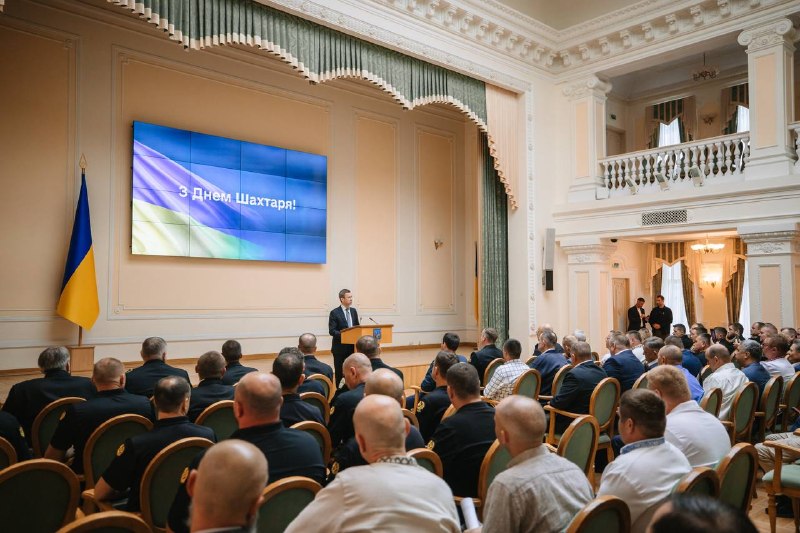 Щороку в останню неділю серпня ми вітаємо людей, чия щоденна праця під землею тримає українське світло на землі. Щороку в останню неділю серпня ми вітаємо людей, чия щоденна праця під землею тримає українське світло на землі.