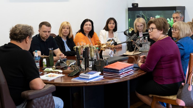 Разом з урядовою уповноваженою з ґендерної політики Секретаріату Кабінету Міністрів України Катериною Левченко Разом з урядовою уповноваженою з ґендерної політики Секретаріату Кабінету Міністрів України Катериною Левченко