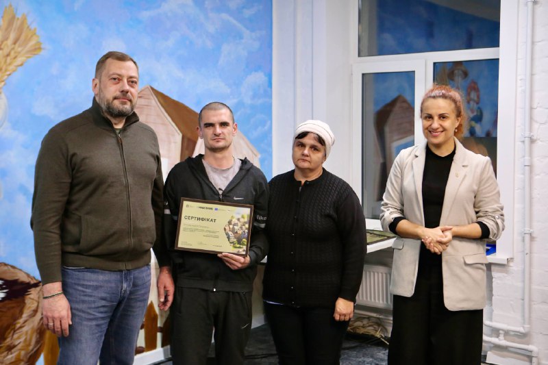 Разом із міністеркою у справах ветеранів Наталією Калмиковою передали сертифікати на житло 13 нашим воїнам Разом із міністеркою у справах ветеранів Наталією Калмиковою передали сертифікати на житло 13 нашим воїнам