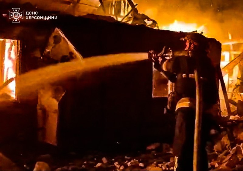 ‼️Херсонщина під обстрілами: російські війська атакували населені пункти області — горіли приватний житловий будинок ‼️Херсонщина під обстрілами: російські війська атакували населені пункти області — горіли приватний житловий будинок