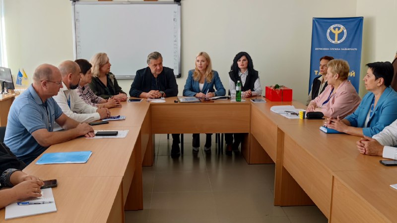 Разом з директором Державного центру зайнятості Юлією Жовтяк та головою правління Фонду загальнообов’язкового... Разом з директором Державного центру зайнятості Юлією Жовтяк та головою правління Фонду загальнообов’язкового...