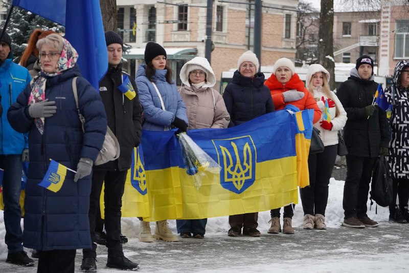 У День Соборності України луганчани живим ланцюгом з’єднали пам’ятний знак на честь Акта Злуки та меморіал... У День Соборності України луганчани живим ланцюгом з’єднали пам’ятний знак на честь Акта Злуки та меморіал...