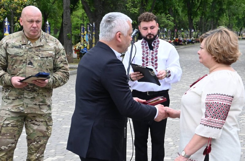 Сьогодні, у День вишиванки, в Одесі зародилася нова пам’ятна традиція - «Вишита стрічка пам’яті». Сьогодні, у День вишиванки, в Одесі зародилася нова пам’ятна традиція - «Вишита стрічка пам’яті».