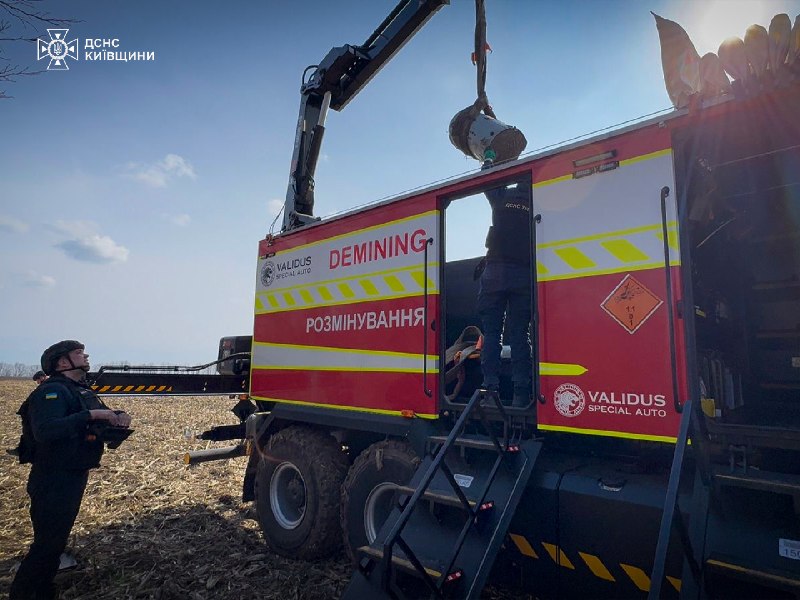 💥#Київщина: сапери ДСНС виявили та вилучили дві бойові частини ракети Х-101 у Тетіївській громаді 💥#Київщина: сапери ДСНС виявили та вилучили дві бойові частини ракети Х-101 у Тетіївській громаді