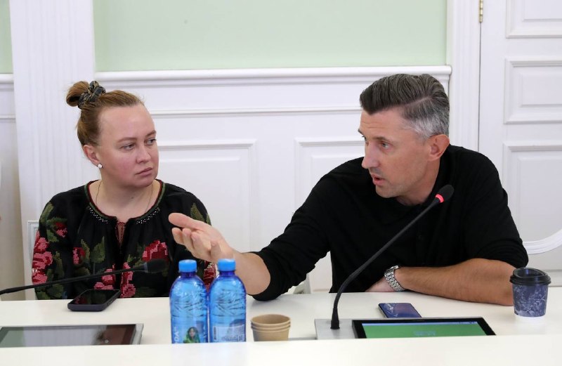 Зустрівся з власниками, представниками великого бізнесу, який працює в Києві та Україні. Зустрівся з власниками, представниками великого бізнесу, який працює в Києві та Україні.