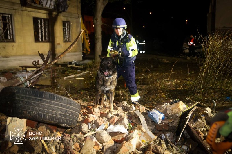 UPD: Харків: з-під завалів вилучено тіла трьох загиблих людей. Тривають гасіння пожежі та пошуково-рятувальні роботи на місці ракетного удару UPD: Харків: з-під завалів вилучено тіла трьох загиблих людей. Тривають гасіння пожежі та пошуково-рятувальні роботи на місці ракетного удару
