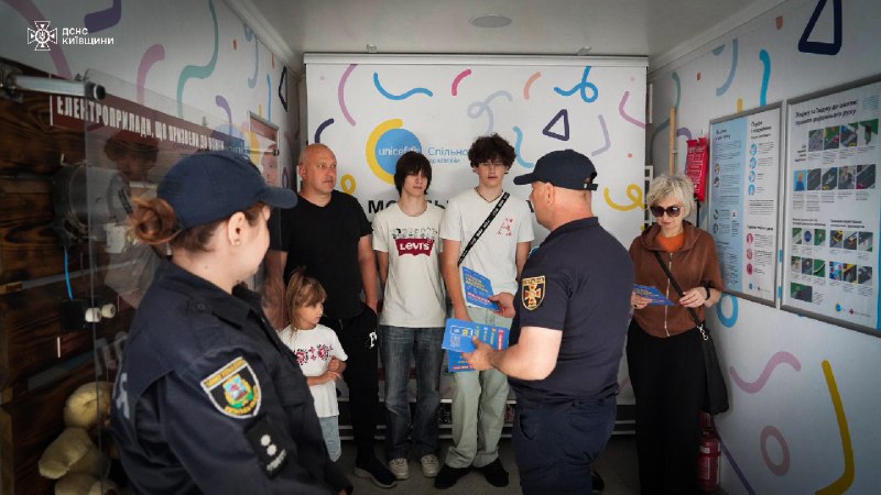 #Київщина: у Вишневому рятувальники проводять уроки мінної безпеки
Після ракетного удару рф територія Вишневого... #Київщина: у Вишневому рятувальники проводять уроки мінної безпеки
Після ракетного удару рф територія Вишневого...