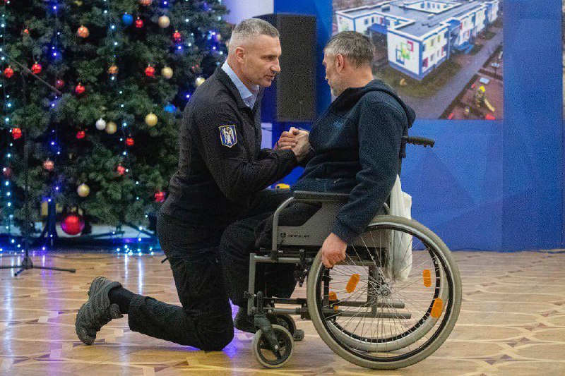 Напередодні Дня Збройних сил України, який відзначатимемо 6 грудня, вручив захисникам та захисницям нагороди від столиці — медалі «Честь Напередодні Дня Збройних сил України, який відзначатимемо 6 грудня, вручив захисникам та захисницям нагороди від столиці — медалі «Честь