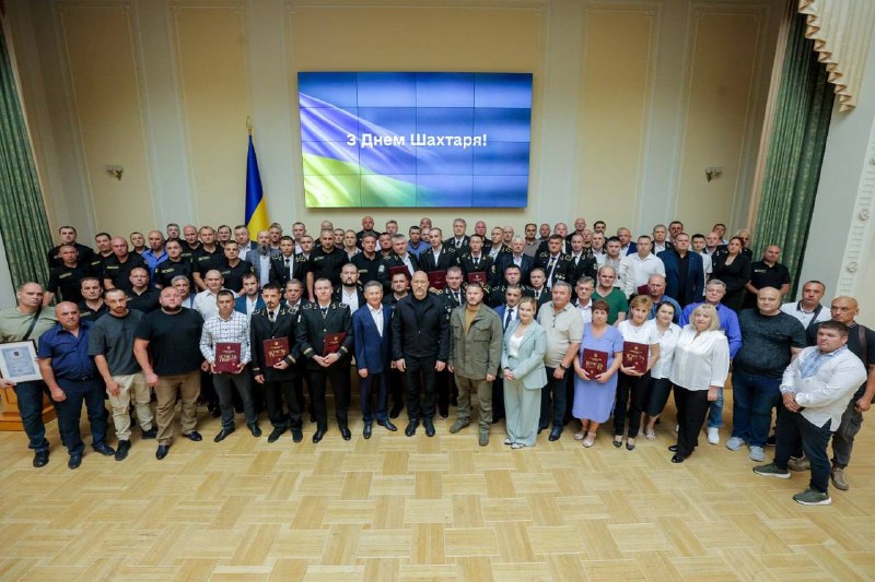 Щороку в останню неділю серпня ми вітаємо людей, чия щоденна праця під землею тримає українське світло на землі. Щороку в останню неділю серпня ми вітаємо людей, чия щоденна праця під землею тримає українське світло на землі.