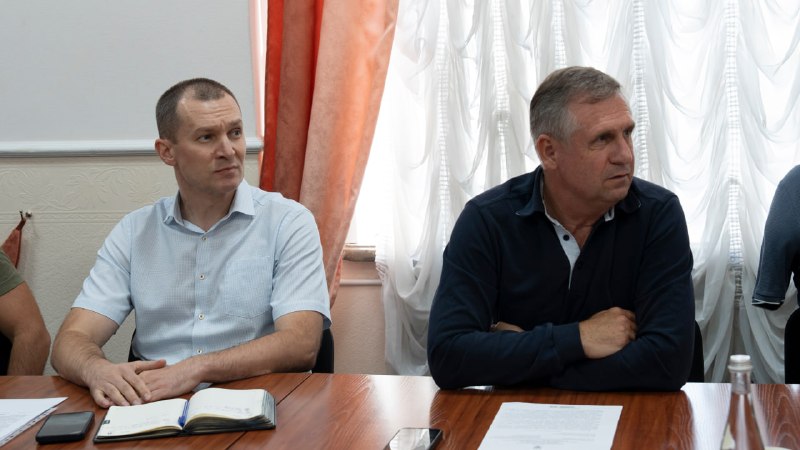 Провів розширену нараду з керівниками комунальних підприємств теплопостачання, представниками органів місцевого... Провів розширену нараду з керівниками комунальних підприємств теплопостачання, представниками органів місцевого...