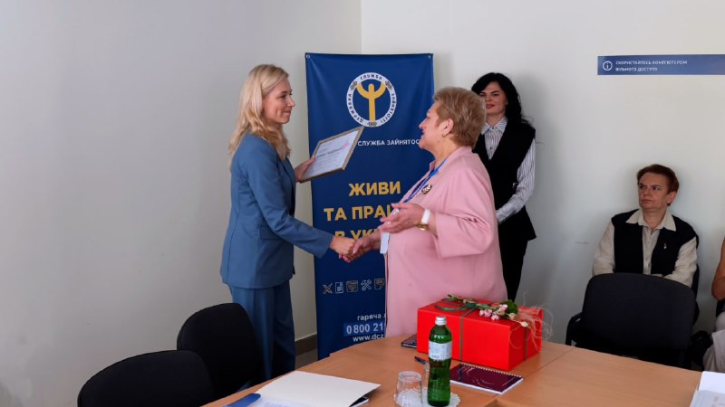 Разом з директором Державного центру зайнятості Юлією Жовтяк та головою правління Фонду загальнообов’язкового... Разом з директором Державного центру зайнятості Юлією Жовтяк та головою правління Фонду загальнообов’язкового...