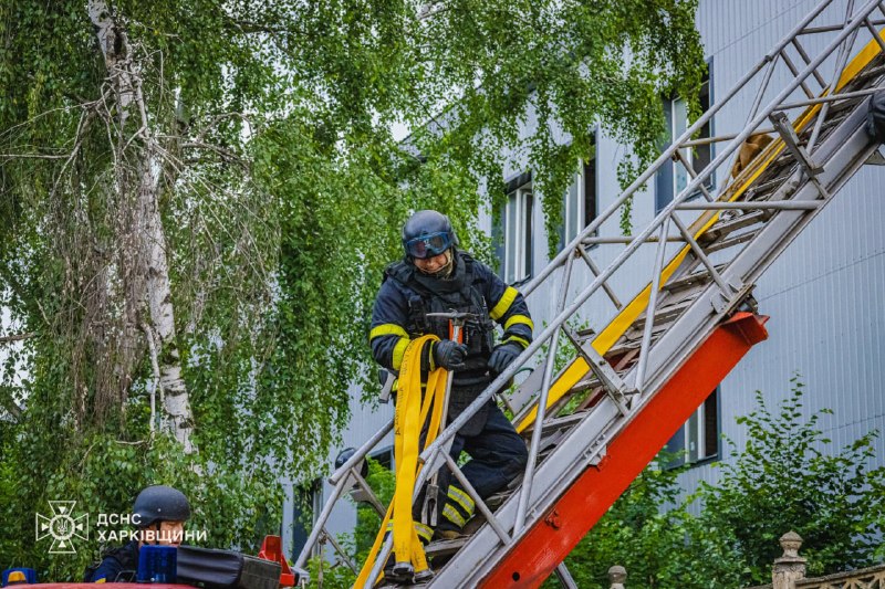UPD: Пожежу ліквідовано на підприємстві у Холодногірському районі після російської атаки. UPD: Пожежу ліквідовано на підприємстві у Холодногірському районі після російської атаки.