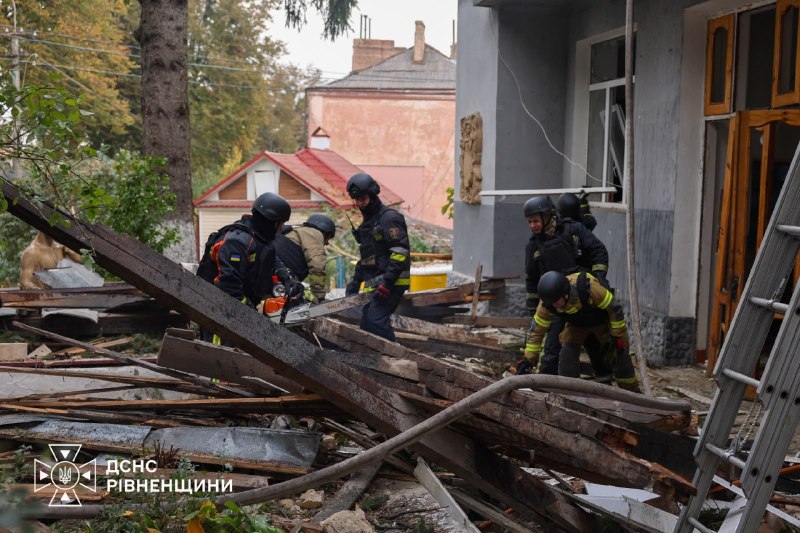 ⚠️ рівненські рятувальники ліквідували наслідки падіння уламків російського БпЛА: розібрали завали та обвалені конструкції! ⚠️ рівненські рятувальники ліквідували наслідки падіння уламків російського БпЛА: розібрали завали та обвалені конструкції!