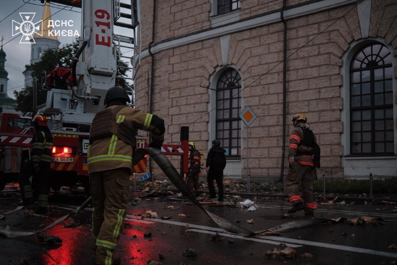 #Київ: попередньо 4 людини загинули, ще 25 постраждали, з них 2 дитини, через російську масовану атаку по місту #Київ: попередньо 4 людини загинули, ще 25 постраждали, з них 2 дитини, через російську масовану атаку по місту