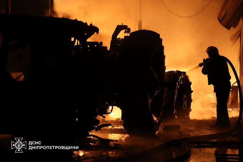 росіяни знову атакували  Дніпропетровщину
У Дніпрі внаслідок ворожої атаки виникла пожежа на території цивільного підприємства росіяни знову атакували  Дніпропетровщину
У Дніпрі внаслідок ворожої атаки виникла пожежа на території цивільного підприємства