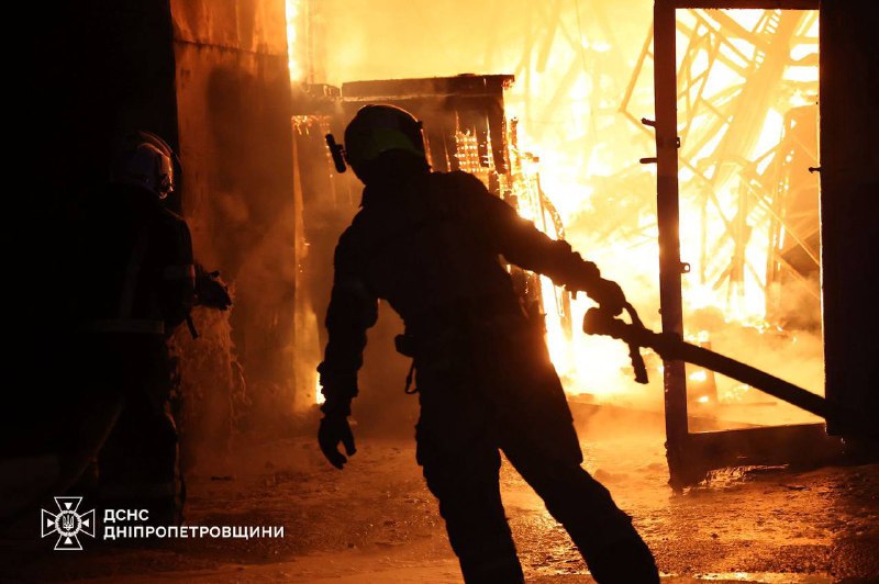 росіяни знову атакували  Дніпропетровщину
У Дніпрі внаслідок ворожої атаки виникла пожежа на території цивільного підприємства росіяни знову атакували  Дніпропетровщину
У Дніпрі внаслідок ворожої атаки виникла пожежа на території цивільного підприємства