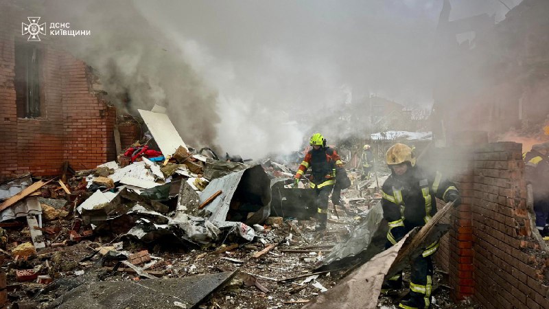 #Київщина: внаслідок російської атаки загинула одна людина, врятовано 8 осіб, серед них — дитина #Київщина: внаслідок російської атаки загинула одна людина, врятовано 8 осіб, серед них — дитина