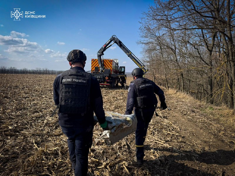 💥#Київщина: сапери ДСНС виявили та вилучили дві бойові частини ракети Х-101 у Тетіївській громаді 💥#Київщина: сапери ДСНС виявили та вилучили дві бойові частини ракети Х-101 у Тетіївській громаді