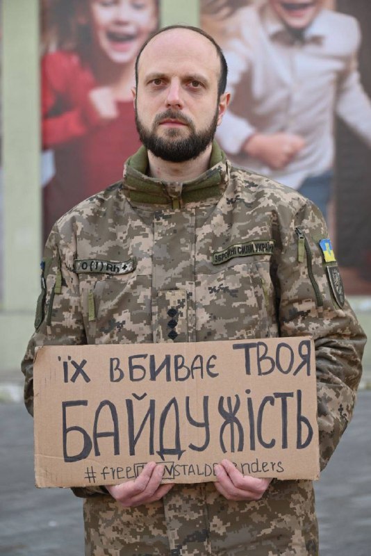 «Коли ти закриваєш очі, їх перестає бачити весь світ»: маріупольці виходять на акції з підтримки військовополонених «Коли ти закриваєш очі, їх перестає бачити весь світ»: маріупольці виходять на акції з підтримки військовополонених