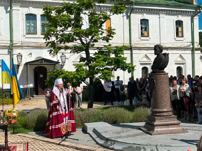 ОСВЯЧЕННЯ ВЕЛИКОГО ГЕТЬМАНА
Сьогодні було освячено бюст гетьмана Івана Мазепи, який розташований у Києво-Печерській Лаврі ОСВЯЧЕННЯ ВЕЛИКОГО ГЕТЬМАНА
Сьогодні було освячено бюст гетьмана Івана Мазепи, який розташований у Києво-Печерській Лаврі
