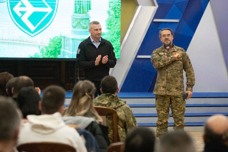 Напередодні Дня Збройних сил України, який відзначатимемо 6 грудня, вручив захисникам та захисницям нагороди від столиці — медалі «Честь Напередодні Дня Збройних сил України, який відзначатимемо 6 грудня, вручив захисникам та захисницям нагороди від столиці — медалі «Честь