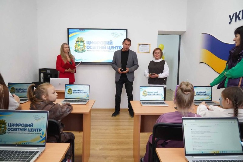У Дніпрі відкрили освітній простір для дітей з Рубіжанської громади
25 вересня в Дніпрі відкрився Цифровий освітній центр Рубіжанської громади У Дніпрі відкрили освітній простір для дітей з Рубіжанської громади
25 вересня в Дніпрі відкрився Цифровий освітній центр Рубіжанської громади