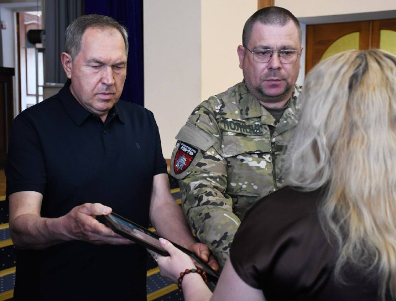 Сьогодні виконав почесну і хвилюючу місію - вручив бойові нагороди рідним загиблих на фронті правоохоронців. Сьогодні виконав почесну і хвилюючу місію - вручив бойові нагороди рідним загиблих на фронті правоохоронців.