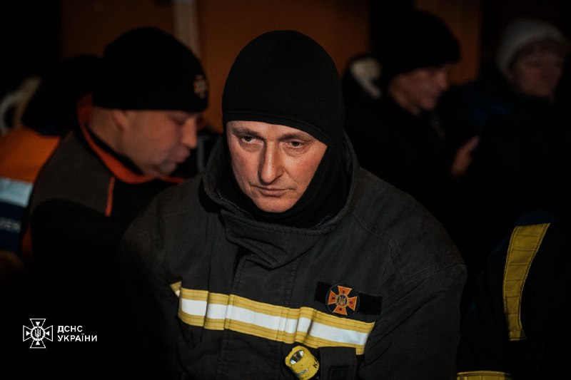 На обличчях наших рятувальників - уся правда цієї зими: про ночі без сну, про холод, що пробирається під бойовку На обличчях наших рятувальників - уся правда цієї зими: про ночі без сну, про холод, що пробирається під бойовку