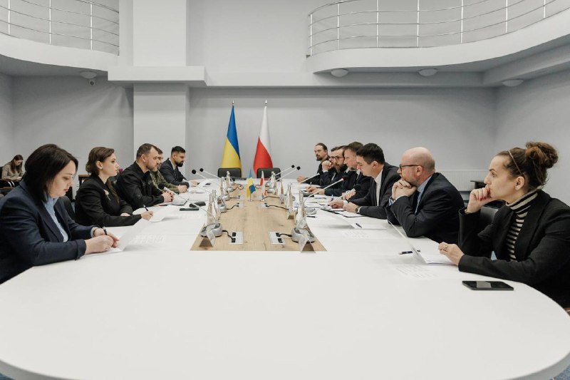 Сьогодні у Львові провів зустріч із міністром внутрішніх справ та адміністрації Польщі Марціном Кервінським. Сьогодні у Львові провів зустріч із міністром внутрішніх справ та адміністрації Польщі Марціном Кервінським.