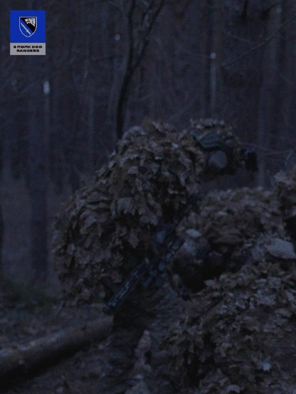 Ніч не сховає ворога - вона робить його мішенню.
У темряві людський слух загострюється до межі, а час починає плисти інакше Ніч не сховає ворога - вона робить його мішенню.
У темряві людський слух загострюється до межі, а час починає плисти інакше