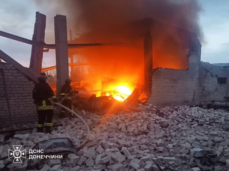 🔴 Вчора ввечері росіяни обстріляли Краматорськ на Донеччині: виникла пожежа на території підприємства 🔴 Вчора ввечері росіяни обстріляли Краматорськ на Донеччині: виникла пожежа на території підприємства
