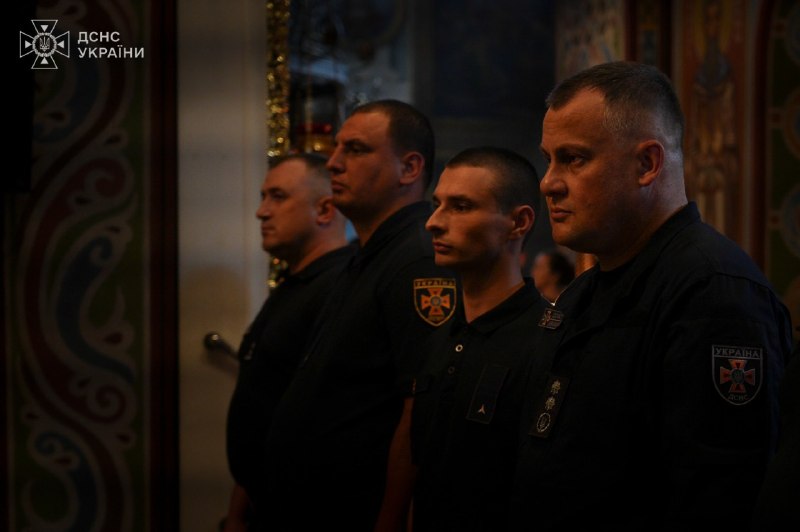 Рятувальники ДСНС України з міста Києва та Головного мобільного рятувального центру швидкого реагування ДСНС... Рятувальники ДСНС України з міста Києва та Головного мобільного рятувального центру швидкого реагування ДСНС...