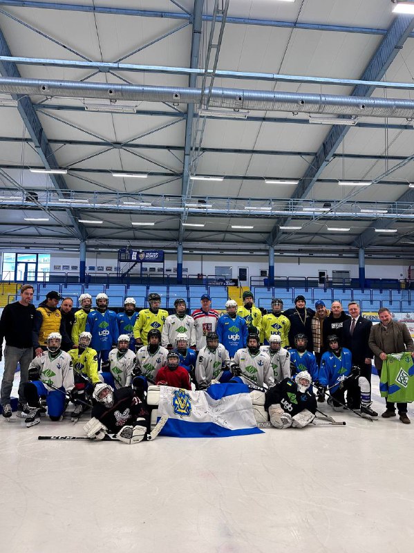 Херсонська юнацька хокейна команда, яка проводила тренувальні збори у Чехії, отримала потужну підтримку від справжніх друзів Херсонська юнацька хокейна команда, яка проводила тренувальні збори у Чехії, отримала потужну підтримку від справжніх друзів